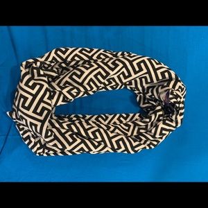 Black/white infinity scarf